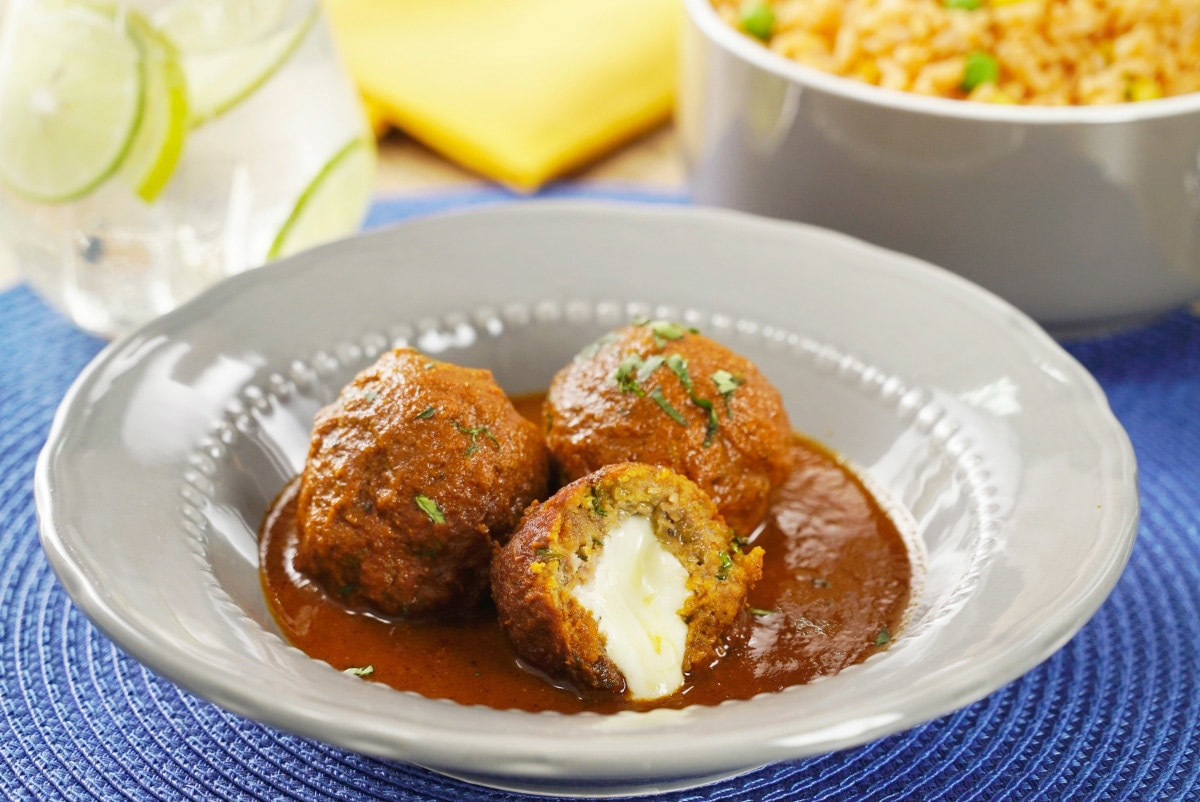 4 рецепта фрикаделек с начинками и соусами