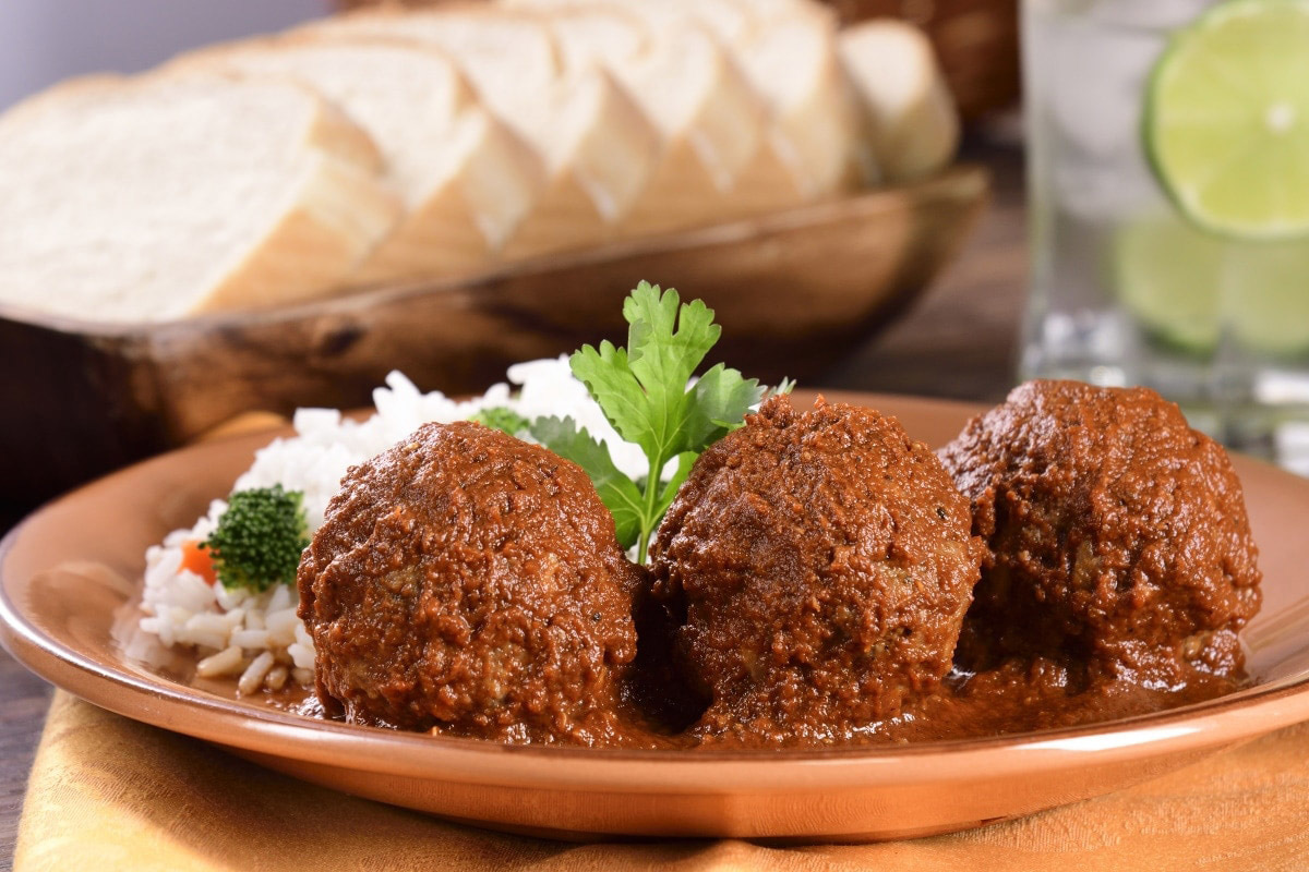4 рецепта фрикаделек с начинками и соусами