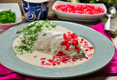 Мексиканские перцы чили с соусом ногада