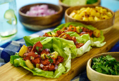 Мексиканские такос с салатом-латук и курицей