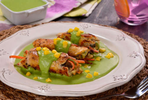Куриные рулетики с овощами и сырным соусом