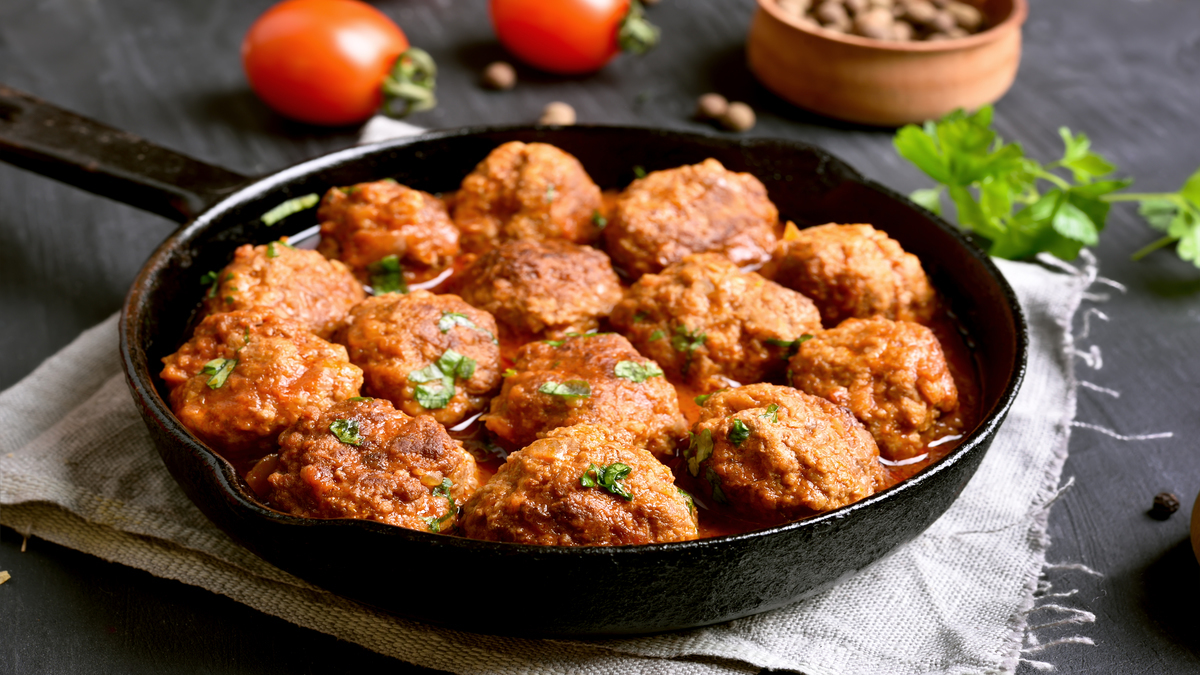 4 рецепта фрикаделек с начинками и соусами